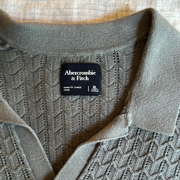Abercrombie & Fitch Gray Polo Shirt with Textured Knit Pattern - Picture 2 of 2